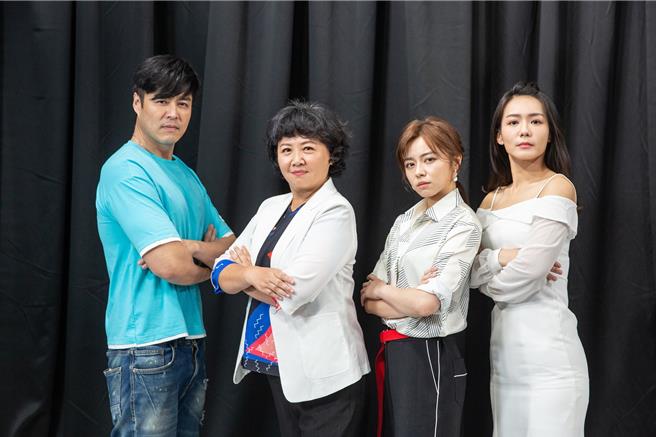 刘至翰（左）、王瞳、李又汝因长期拍摄八点檔，成为好友，左2为主持人王琄。（镜电视提供）