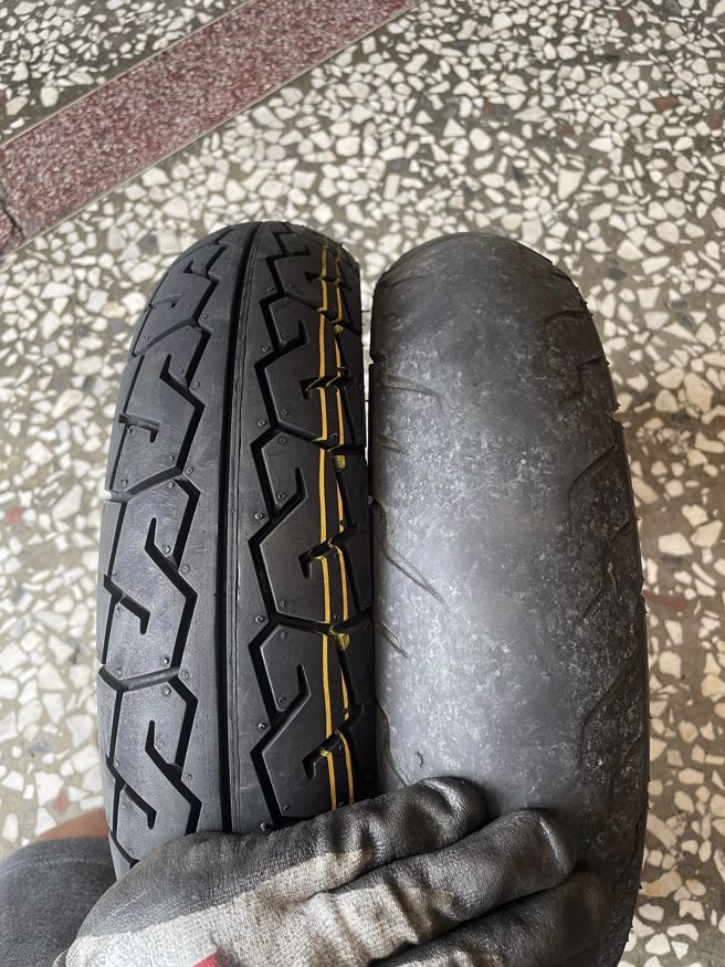 车行师傅一看阿嬷机车，发现轮胎已经磨成光头胎，状况非常危急，直言没出事真的是奇蹟。(图／爆废公社)