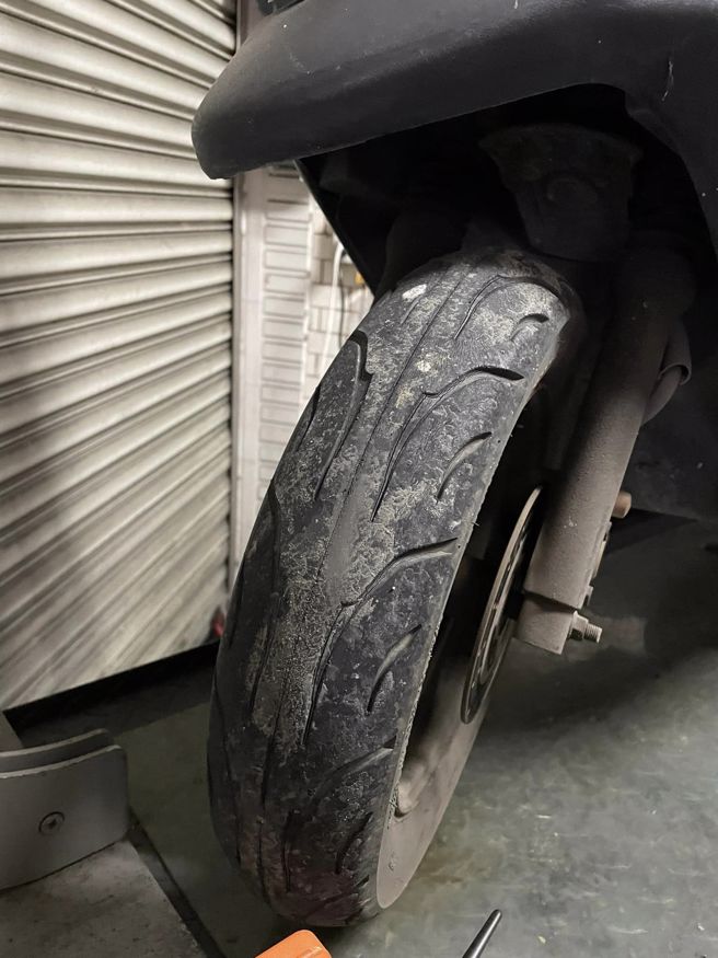 阿嬤的輪胎前後輪受損嚴重，表皮磨光起屑，看得出來很長一段時間沒有保養。(圖／爆廢公社)