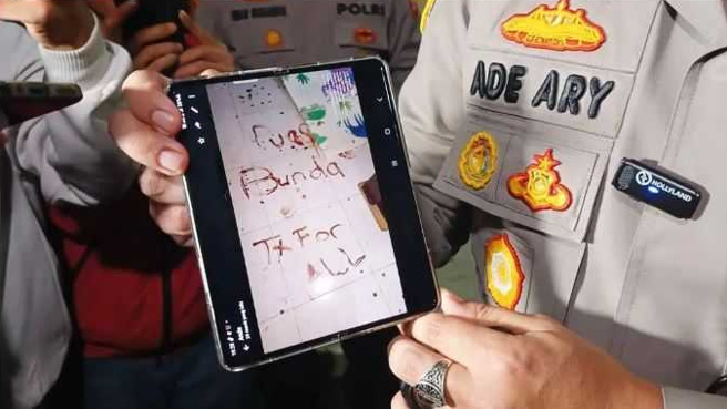 閣樓的地板上同時留有一行以血跡書寫的文字，「滿意的媽媽，謝謝大家」，情狀相當詭異。（圖／翻攝ngelmu.co）