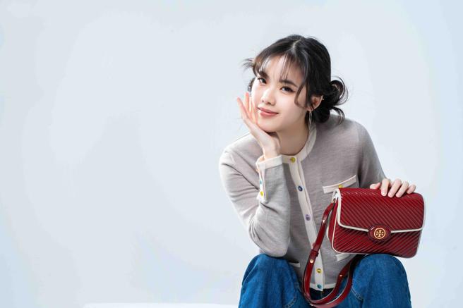 从个人Youtube频道发迹的Sabrina 胡恂舞，2022首度在街声发布作品就受到乐迷关注，日前发布首张EP《Horizon》作品。（服装/Tory Burch、石智中摄）