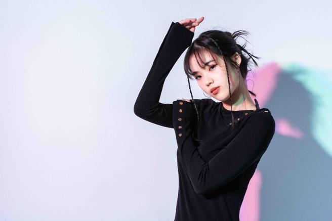 Sabrina 胡恂舞今年六月大学毕业后，正式转职为全职音乐人。（服装/Tory Burch、石智中摄）