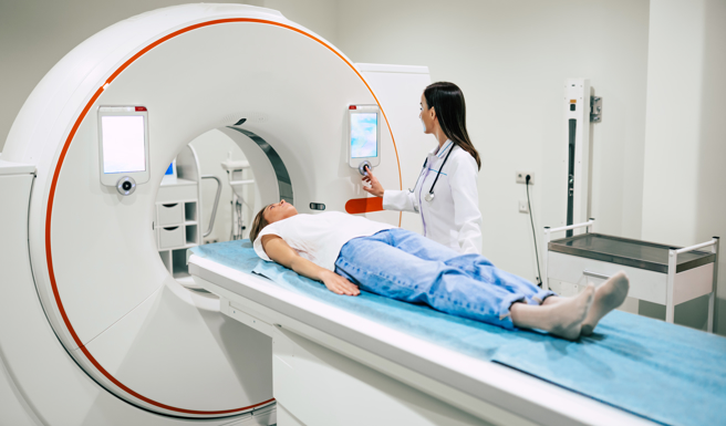 接受核磁共振造影（MRI）之前，務必確認全身上下沒有任何具有磁力的物品，否則可能引發危險。（示意圖／Shutterstock）