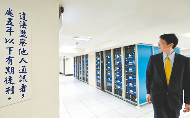 法务部调查局通讯监察处监听作业室外贴有斗大的「违法监听他人通讯者，处五年以以有期陡刑」标语，提醒局内同仁不得违法监听。（本报资料照片）