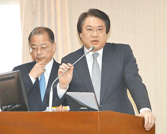 网传民眾遭情治机关监听资料，最高检察署指是境外势力的认知作战。内政部长林右昌（右）7日表示，认知作战就是三分真、七分假、似真似假，呼吁民眾审慎思辨。图左为警政署署长黄明昭。（刘宗龙摄）