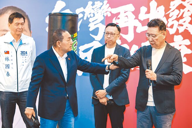 国民党总统参选人侯友宜（前左）、副总统参选人赵少康（前右）7日出席「火网打诈 重刑轰诈」打诈政见记者会，针对暗网兜售国内情治单位监听党政要员资讯，侯认为相关单位应查清楚而赵认为自己一直被监听。（郭吉铨摄）