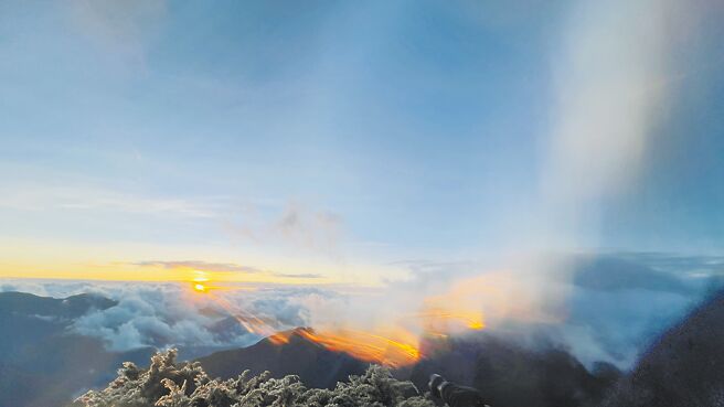 7日是二十四节气中的「大雪」，玉山清晨6点多测得今年入冬以来最低温摄氏零下8.2度，气象署并公布玉山日出、云海、云瀑和冰封树枝的美照。 （中央气象署提供／简立欣台北传真）