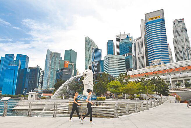 新加坡副總理黃循財7日在星中雙邊合作會議透露，雙方將實施30天互免簽證，加強往來。圖為新加坡魚尾獅公園。（新華社）