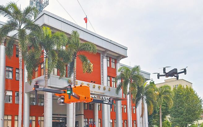 桃園市警察局成立空拍無人機隊，運用在世界客家博覽會場勘、連假交通疏導，或攻堅、空拍大麻種植場等勤務。（警方提供／賴佑維桃園傳真）