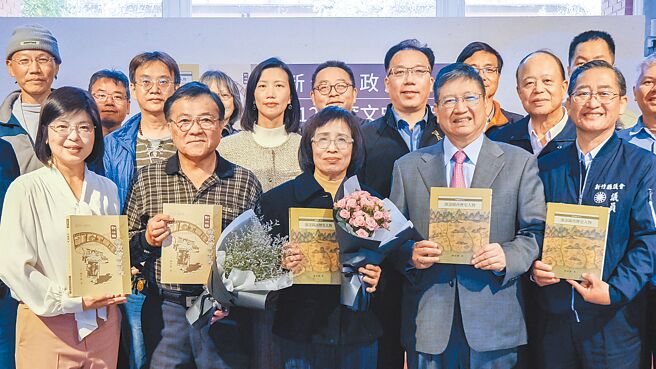 新竹县文化局文史研究丛书2部新作品7日发表，文化局长李安妤（前排左起）、《新竹县老戏院面面观》作者罗世维、《细说关西歷史人物》作者万金莲、县长杨文科、县议员罗仕琦及地方文史工作者出席庆贺。（罗浚滨摄）
