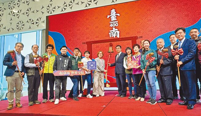 迎接台南400到来，台南市政府7日发布「台南400」活动形象影片，市长黄伟哲（前排右六）邀请各界一起见证台南的歷史与未来。（曹婷婷摄）