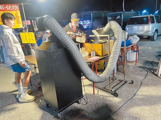 雲林縣環保局的夜市汙染防制巡迴車選擇濃煙較大的夜市攤商，請小販們安裝抽油煙設備，把油煙過濾後再排出。（雲林縣環保局提供／周麗蘭雲林傳真）