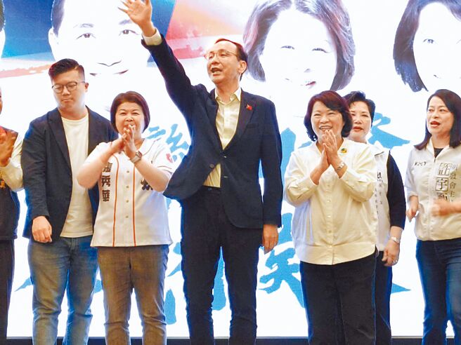国民党主席朱立伦（左三）7日参加嘉义市党部党庆活动，为嘉义市立委参选人张秀华（左二）辅选，市长黄敏惠（左四）也力挺张秀华。（廖素慧摄）