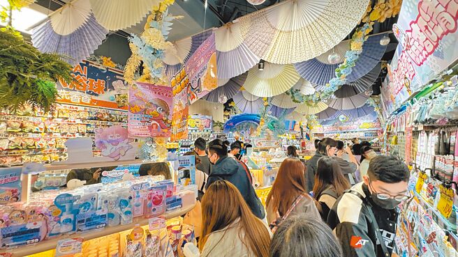 全台最大唐吉诃德「DON DON DONKI」落脚高雄大立百货，7日盛大开幕，吸引大批民眾抢购。（柯宗纬摄）