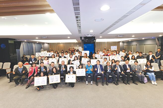 台东县推动特色旅宿国际认证迈入第3年，今年共有37家业者通过取得101张证书，台东县府7日举行授证典礼暨成果发表会。（蔡旻妤摄）