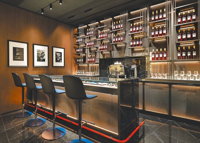 沛纳海台北101旗舰店有义式吧台，展现义大利人的热情好客。（Panerai提供)饮酒过量  有害健康