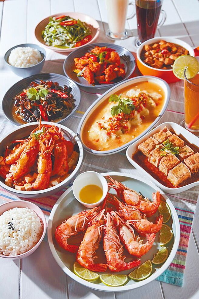 京站的百家班活虾HEYAHH「欢乐四人套餐」，推荐价2680元起。（京站提供）