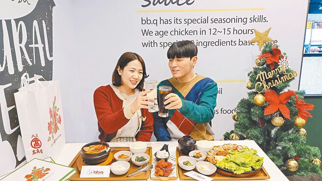 大叶高岛屋主打bb.q CHICKEN耶诞套餐，多款韩式料理定食新上市，平均一人424元起。（大叶高岛屋提供）（饮酒勿开车）