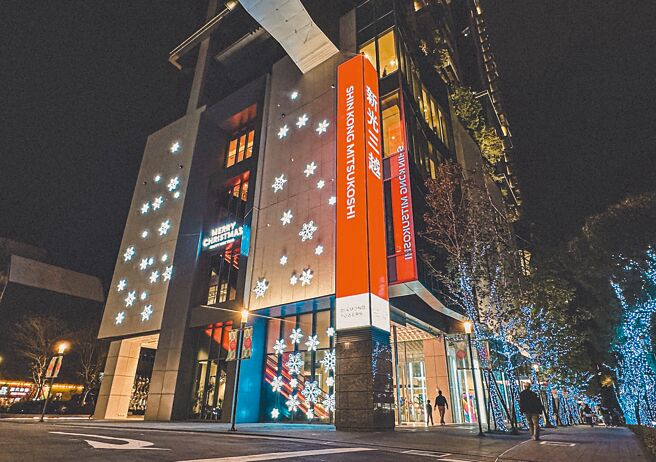 新光三越DIAMOND TOWERS白色石墙点缀雪花灯饰，光芒闪耀台北街头。（新光三越提供）