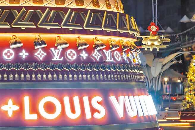 路易威登首座耶诞树装饰物达1180件。（SOGO提供）