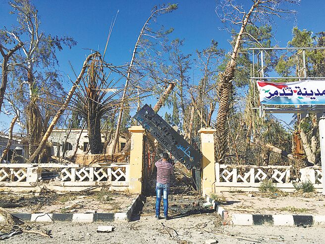 杨明交记录毁于战火的帕迈拉市政委员会。（三民书局提供）