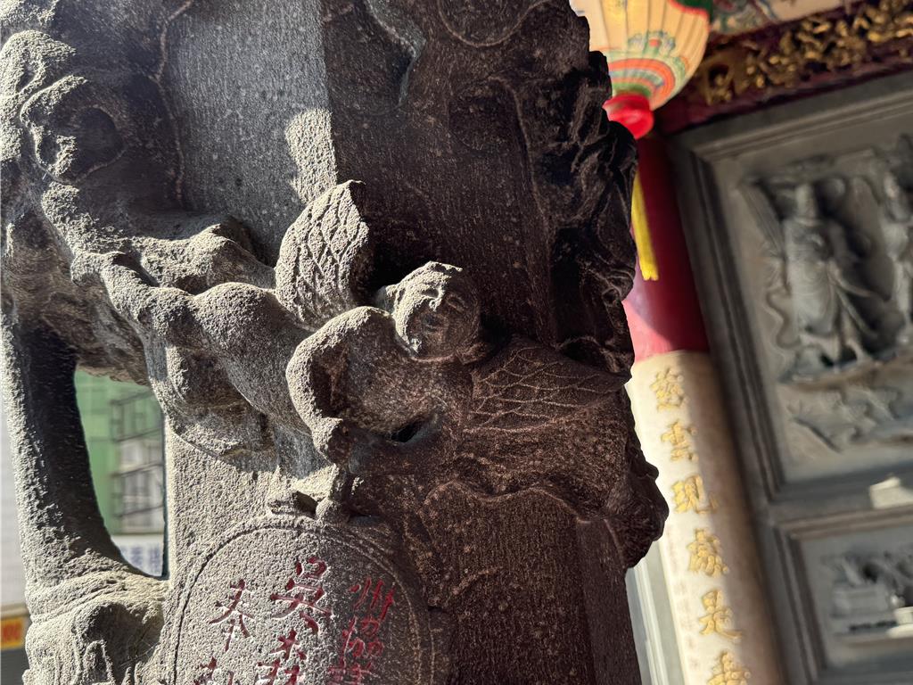 台灣府城隍廟的廟前有一對龍柱，上頭竟然有小天使，讓觀者嘖嘖稱奇。(曹婷婷攝)
