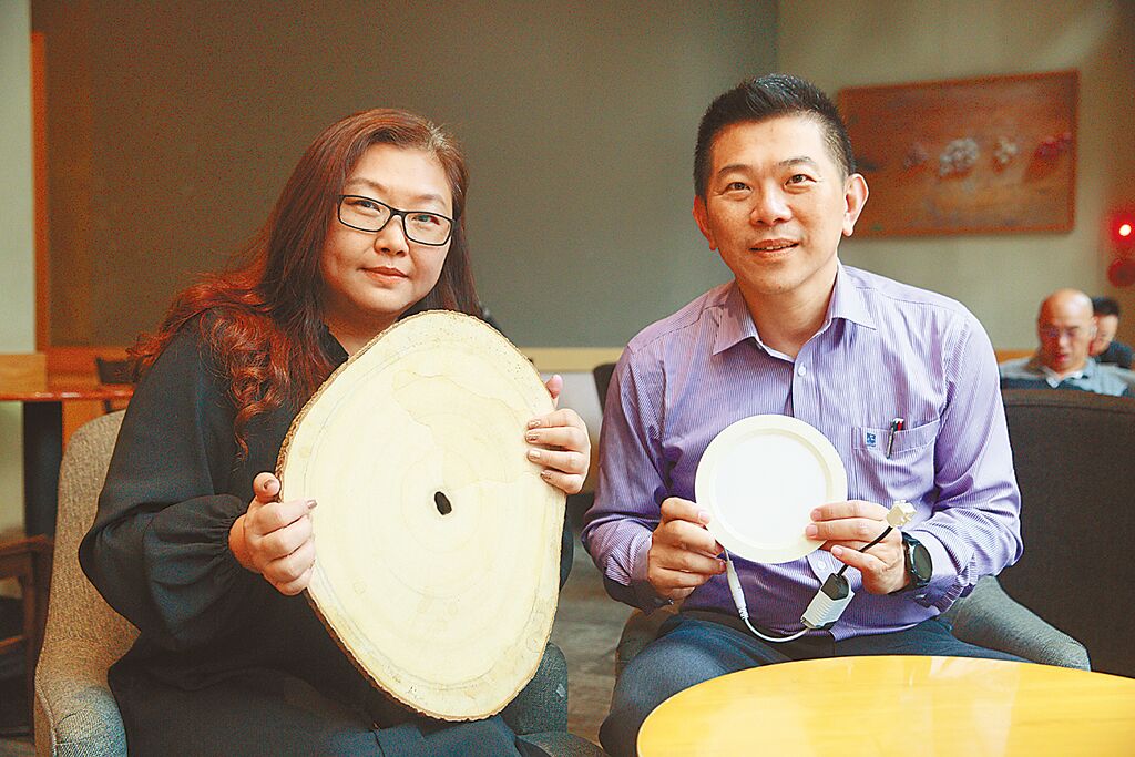 漾拓國際公司總經理鄭加新（右）與森林碳匯部副總經理莊蕙宇（左）表示，漾拓是台灣第一家「以自然為本」的氣候變遷解決方案供應商。（張鎧乙攝）