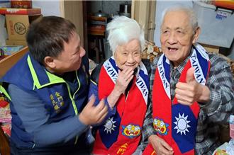 金門榮服處寒冬送暖 贈國旗保暖衣物禦寒榮民笑呵呵