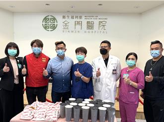 大病初癒急攜雞排飲料探班醫護 他感謝金醫救命之恩