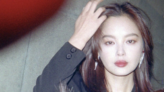 《如懿传》辛芷蕾被妈妈扔剪刀插到腿 吓坏：多亏是小的