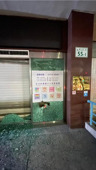 高雄男不爽機車被拖吊 國稅局鳳山分局無辜遭砸