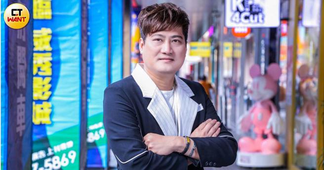 杨哲将迎来出道30周年，在2024年1月举办首场个唱《时也运也命也公益演唱会》。（图／赵文彬摄）