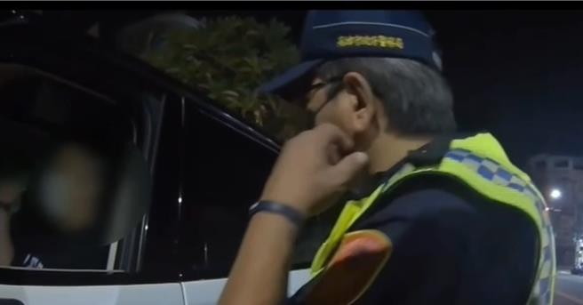 高雄男酒驾载妻小还猛踩油门逃逸临检。（三民二分局提供／杨舒婷高雄传真）