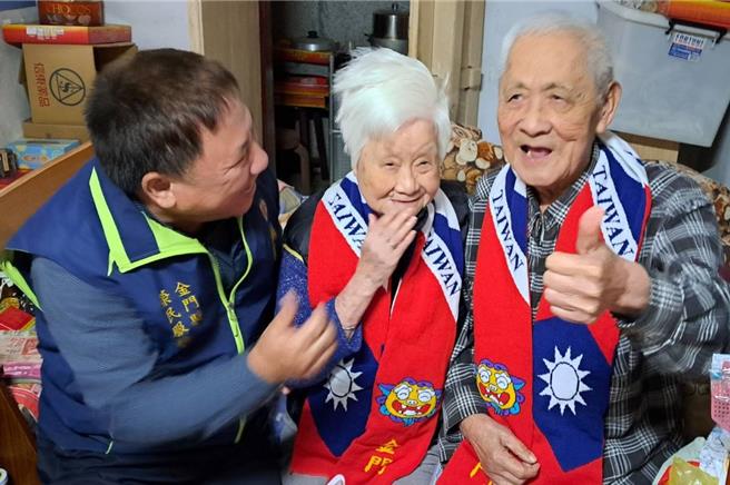 金門榮服處運用輔導會寒冬送暖增撥經費，採購暖暖包一批，併同慶福基金會所捐贈之長袖保暖衣，贈送給服務區內較需照顧及雙老獨居之榮民長輩，收到印有國旗的保暖衣物後，長輩們的開心之情溢於言表。(圖／金門縣榮服處提供)