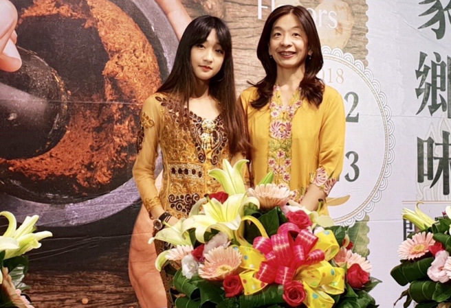 来自印尼的林达（右）曾获选为国立臺湾博物馆新住民服务大使，并担任活动主持人（图左为林达的女儿林小婷）。（移民署提供）