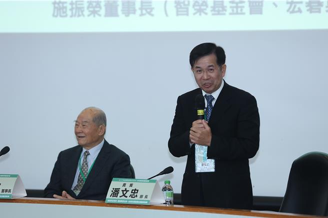 教育部长潘文忠(右)9日出席黄昆辉教育基金会教育政策研讨会。（李侑珊摄）