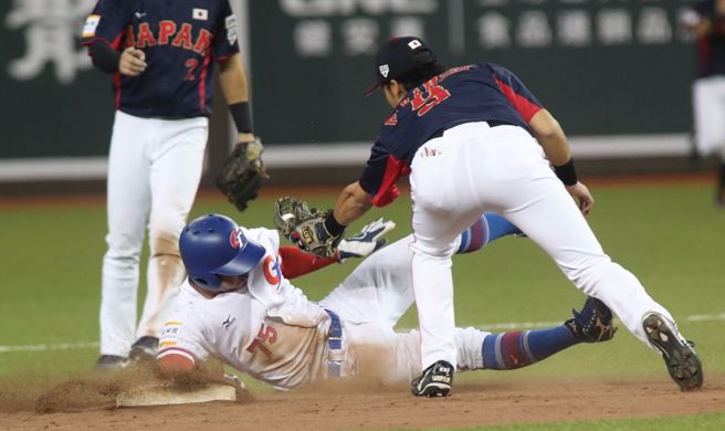 中华队陈孝允盗上二垒。（郑任南摄）