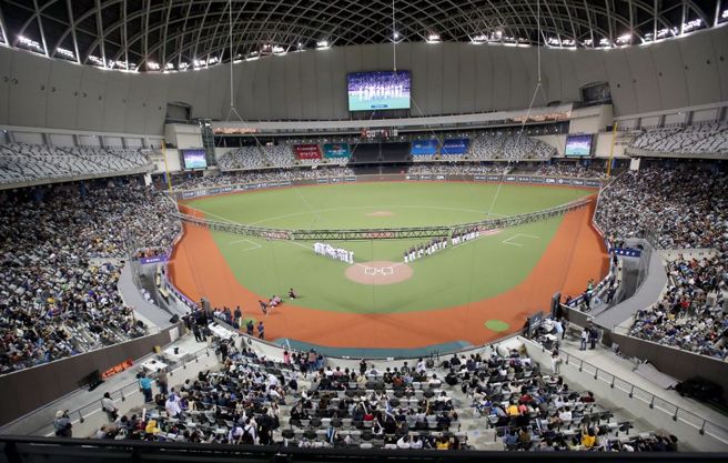 大巨蛋在亚锦赛中吸引满场球迷（资料照／郑任南摄）