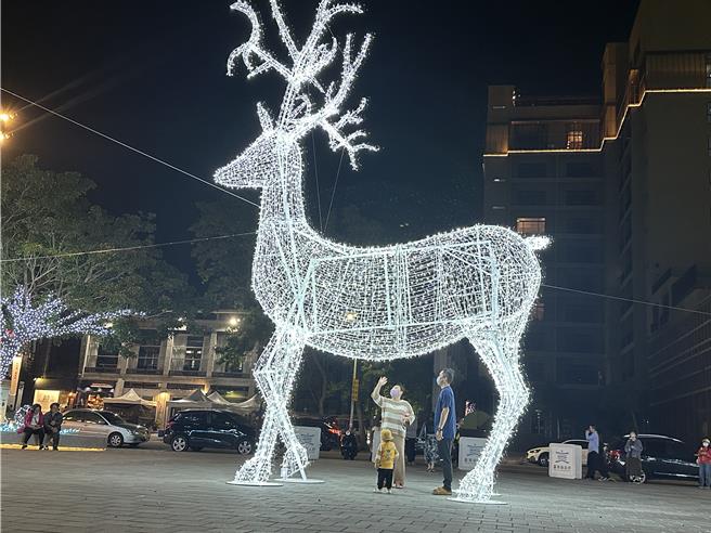 台东县府在铁花新聚落推出铁花灯の祭，许多民眾抢拍照。（蔡旻妤摄）