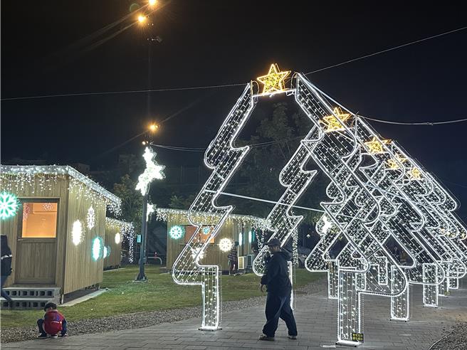 台东县府在铁花新聚落推出铁花灯の祭，许多民眾抢拍照。（蔡旻妤摄）