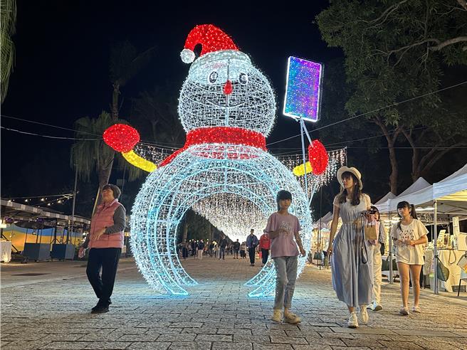 台东县府在铁花新聚落推出铁花灯の祭，许多民眾抢拍照。（蔡旻妤摄）