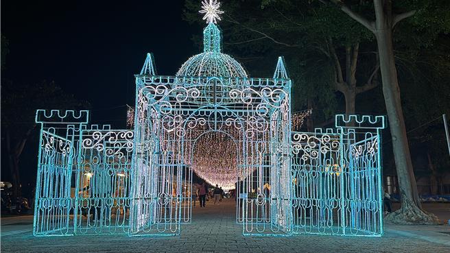 台东县府在铁花新聚落推出铁花灯の祭，许多民眾抢拍照。（蔡旻妤摄）