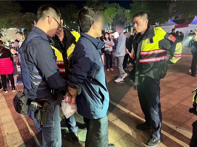 谢姓男子在新北欢乐耶诞城偷拍女子裙底，遭警方当场查获。（警方提供）