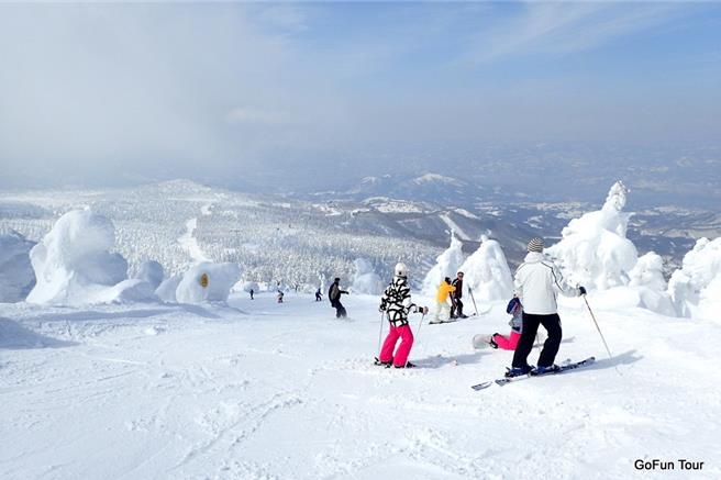 冬天是滑雪的季節。（華航提供）