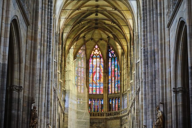以捷克知名的聖維特主教座堂（St. Vitus Cathedral）作為設計發想來源，將哥德式教堂元素融入設計之中。利用3D建模技術，模擬出哥德教堂精緻的拱頂天花結構。 (圖/幸福空間)
