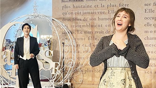 台中国家歌剧院将在12月14至17日推出马斯内歌剧《灰姑娘》，担纲灰姑娘及白马王子等歌手在8日记者会亮相，并展现好歌喉。（陈淑芬摄）