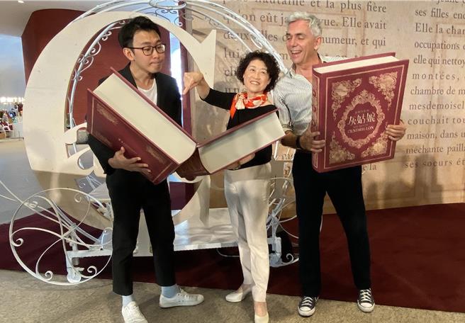 台中国家歌剧院将在12月14至17日推出马斯内歌剧《灰姑娘》，8日举办记者会，歌剧院艺术总监邱瑗（中）、法国导演罗杭．佩利（右）及旅德台湾指挥家林勤超（左）出席。（陈淑芬摄）