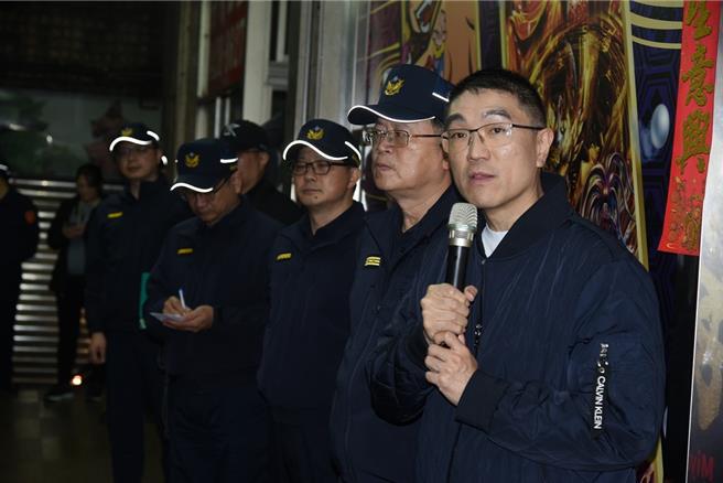 基隆市娱乐场所暴力事件频传，基隆市长谢国梁（右一）8日晚间与警察局长张树德（右二）视察警方扩大临检情形并宣布，近日将召集市府法制单位，针对娱乐业暴力事件及不法行为研拟相关自治条例，针对犯罪行为严格管控，守护市民安全。（基隆市警察局提供／徐佑升基隆传真）