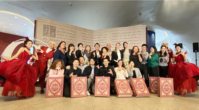 台中国家歌剧院将在12月14至17日推出马斯内歌剧《灰姑娘》，8日举办记者会，参与演出工作团队亮相。（陈淑芬摄）