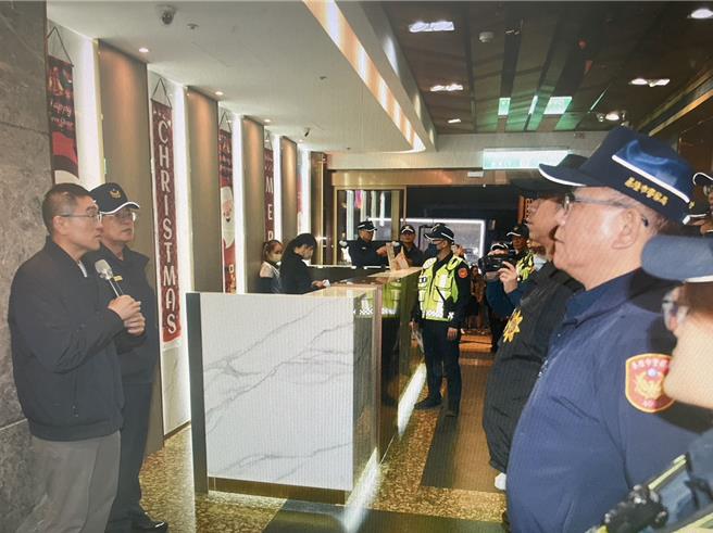 基隆市娱乐场所暴力事件频传，基隆市长谢国梁（左二）8日晚间与警察局长张树德（左三）视察警方扩大临检情形并宣布，近日将召集市府法制单位，针对娱乐业暴力事件及不法行为研拟相关自治条例，针对犯罪行为严格管控，守护市民安全。（基隆市警察局提供／徐佑升基隆传真）